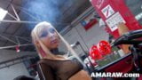 Ragazza bionda con tette piccole Melody Star fa sesso anale in macchina snapshot 1