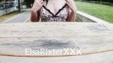 Gadis seksi, tanpa celana dalam, tanpa bra, berkedip di depan umum. elsarixter snapshot 4