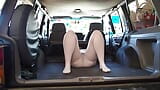 Yoga im auto in rosa strumpfhosen und keine socken - individuelle bestellung snapshot 10