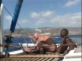 Sexo interracial em um barco snapshot 4