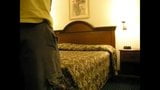 Echte cuckold Becky neemt zichzelf op met een man in het hotel snapshot 2