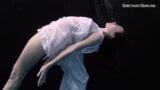 Aqua girl andrejka se desnuda y nada bajo el agua snapshot 6