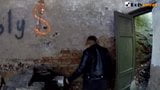 Dominazione pubblica in un luogo abbandonato con i graffiti snapshot 4