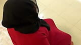 Follando a una suegra musulmana gordita vistiendo un burqa rojo y un hijab (parte 2) snapshot 7