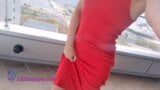 Señora en vestido rojo sin bragas mostrar coño snapshot 3