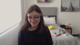 Menina nerd recém-iniciada na webcam puxa para baixo o jeans snapshot 3