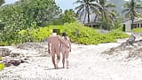 Partage de femme sur une plage nudiste pendant que son mari filme, une salope adolescente se fait baiser par un mec au hasard sur une plage nudiste snapshot 9