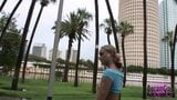 Gekke homevideo die naakt door het centrum van Tampa scheert snapshot 14
