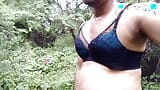 सेक्सी आदमी जेक गर्ल होने का दिखावा करने के लिए ब्रा पहनकर जंगल में नग्न घूमता है। snapshot 1