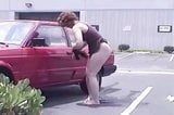 Une MILF poilue pisse dans un parking snapshot 6