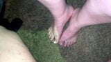 Dejo una buena carga de semen en mis pies calientes de novia (corrida) latina snapshot 4