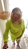 Amateur crossdresser Kellycd2022 sexy milf masturbándose mi mariquita y corriéndose en medias blancas en mi habitación de hotel snapshot 2