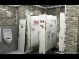 3d toon puta en un baño corre un gloryhole snapshot 1