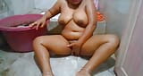 Une fille desi sexy prend un bain dans la salle de bain, montre ses seins nus et se doigte la chatte. snapshot 9