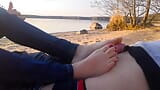 Oksi fait un footjob dans un lieu public au bord de l'étang snapshot 12