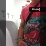 Branlette dans un urinoir public snapshot 1