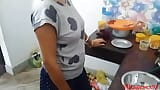 Esposa em um sari vermelho na cozinha snapshot 2