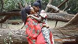 Hadas de ébano en el bosque tienen una sesión de besos lésbicos al aire libre durante el festival de música snapshot 3