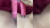 Close-up masturbatie met grote roze dildo en krachtige roze vibrator snapshot 6