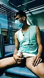 Hombre gay indio mostrando gran polla peluda en tren - corrida snapshot 11