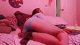 Ich liege einfach im bett herum, gekleidet in einem minirock und dessous. Sissy transvesthemd liegt im bett, streaming-webcam-recap snapshot 22