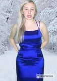 Блондинка youtuber у глянсовій атласній сукні на випускний snapshot 2