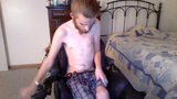 Une personne handicapée se déshabille snapshot 12