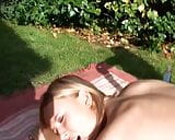 Deux copines se touchent la chatte nue en plein air snapshot 15