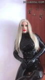 काले लेटेक्स कैटसूट में लिपटी रबर की गुड़िया snapshot 9
