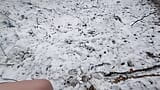 Golpeando su coño en la nieve snapshot 11