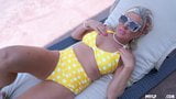 Verjaardagscadeaus van een prachtige blonde milf snapshot 8