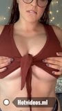 Belleza italiana y tetona tati xo mostrando sus grandes tetas naturales snapshot 2