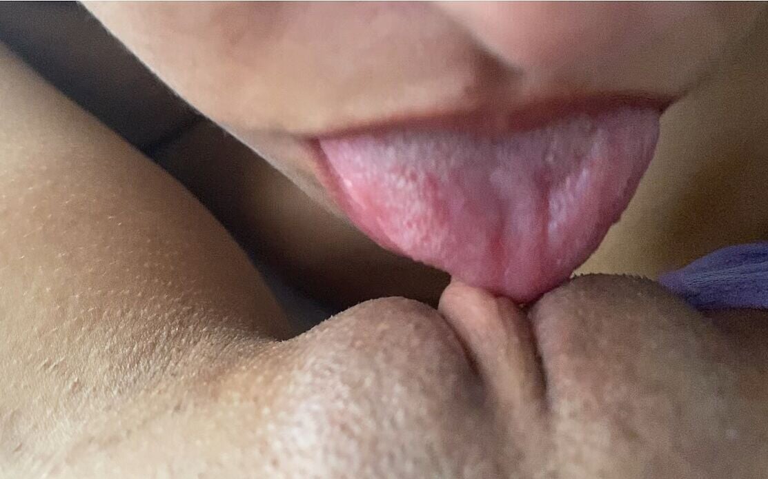 Mijn lesbische beste vriendin laat me vaak klaarkomen door aan mijn gigantische clitoris te zuigen