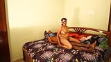 Зріла індійська тітонька займається гарячим сексом з молодим чуваком з коледжу snapshot 2