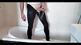 Ein transvestã¤t in nasser strumpfhose kommt viel in der dusche snapshot 13