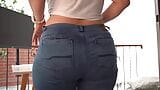 Chica de culo grande con pantalones cortos sexy y extiende ese culo más grande snapshot 1