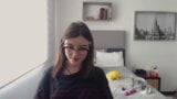 Chica nerd recién iniciada en la webcam se baja los jeans snapshot 8