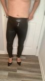 Une salope travestie excitée en legging en cuir et talons snapshot 9