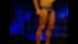 Speedo -mannen in de douches snapshot 1