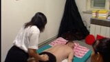 2 Thai massage therapists massieren Cameramann snapshot 25