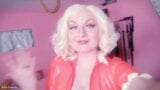 Vidéo selfie - femdom POV - baise avec gode ceinture - discours coquin grossier de la part d'une maîtresse blonde sexy en caoutchouc latex snapshot 3