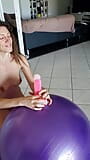 Naakte en natuurlijke yoga masturbatiesessie voor Lety Howl met bal en dildo in haar poesje. snapshot 2