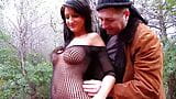 2 donne calde fanno sesso di gruppo nella foresta snapshot 6