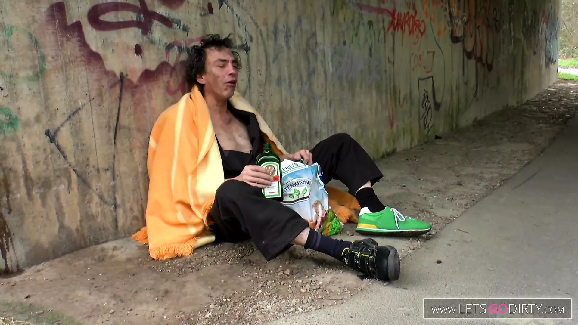 Obdachlos Die Geile MILF Gebumst Und Natursekt: Mom Porn by EroticOnly