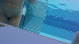 La signora viene in piscina per parlare con me-la snapshot 2