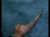 Dicke Ärsche, MILFs, es schwimmt im Pool snapshot 3