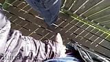 Un quickie risqué en plein air avec une fille en jean se termine par du sperme sur le sol snapshot 4