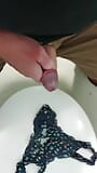 Éjacule sur la culotte de la femme d’un mec dans les toilettes publiques snapshot 4