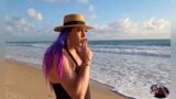 Holly fuma in spiaggia - sfl090 snapshot 2