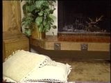 ピン留めされた髪の暖炉のカーペットをむしゃむしゃ snapshot 1